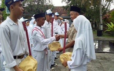 SMP Negeri 5 Wates Serahkan Penghargaan Porsenitas Kepada Siswa Berprestasi